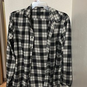 Banana Republic black and white plaid untucked fitbutton down. 100% cotton